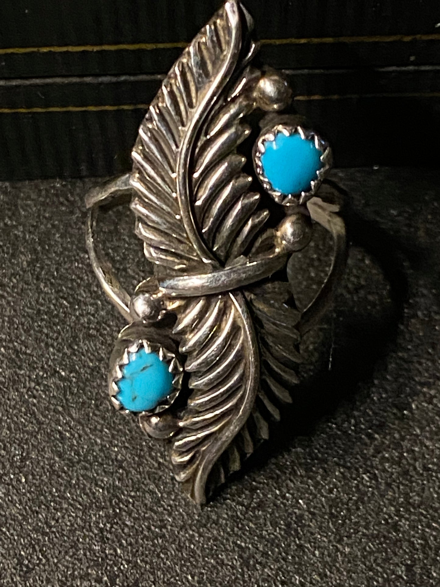 AMAZING VINTAGE NAVAJO STERLING SILVER NATIVE AMERICAN TURQUOISE RING.